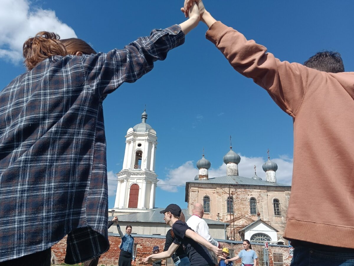 В селе Васильевском под Тверью хороводами отметили Красную Горку В селе Васильевском под Тверью хороводами отметили Красную Горку