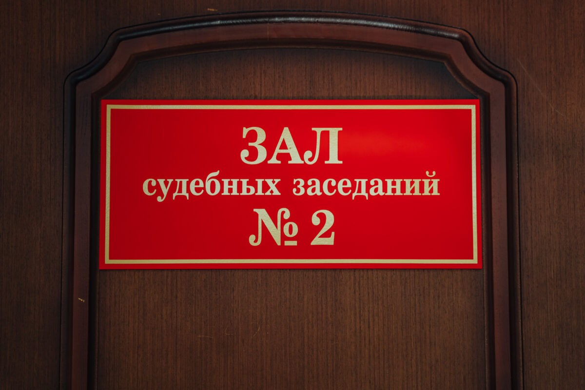 На машину жительницы Тверской области упала стойка для ковров | ТОП Тверь  новости