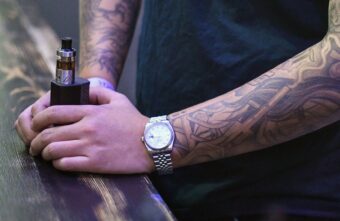 Поправки о полном запрете вейпов в России подготовят в Госдуме