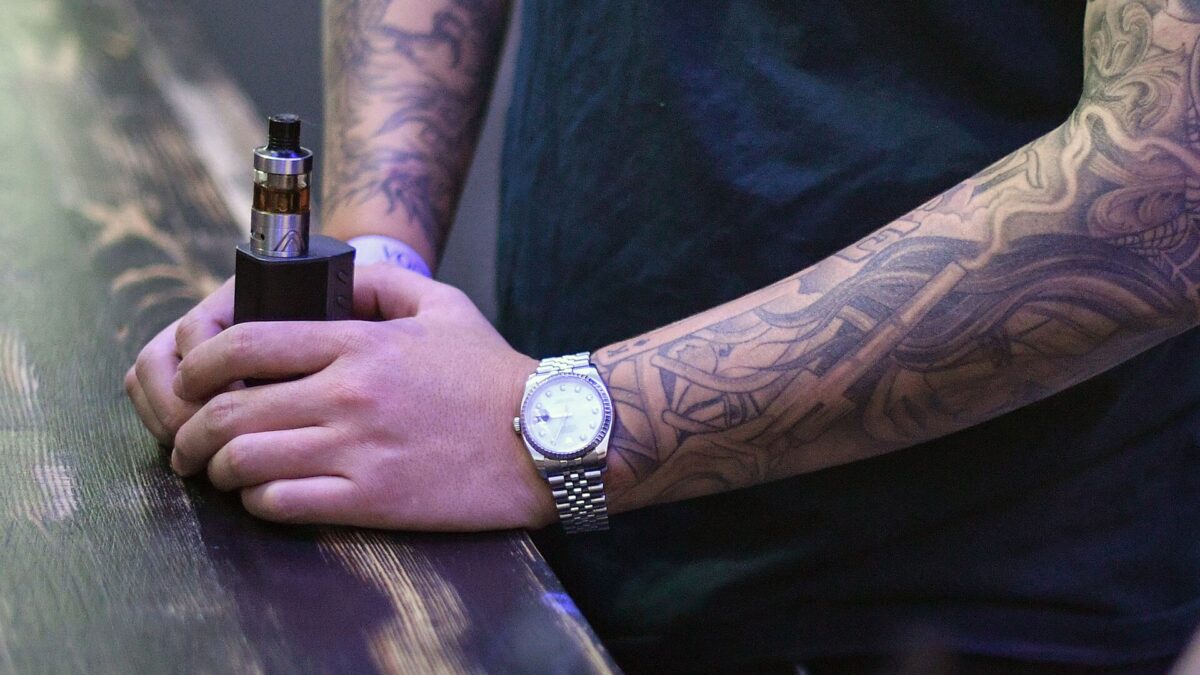 Поправки о полном запрете вейпов в России подготовят в Госдуме