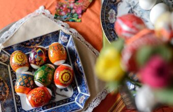 Церковь: не стоит выбрасывать пасхальные наклейки и яичную скорлупу Церковь: не стоит выбрасывать пасхальные наклейки и яичную скорлупу