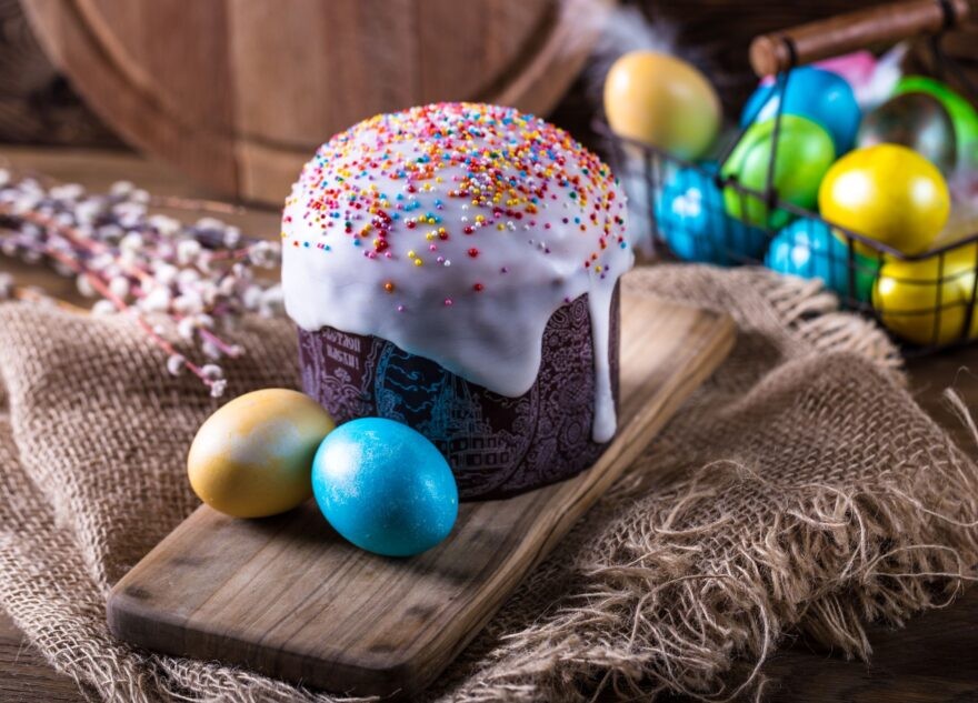 Диетолог рассказала, сколько кулича можно съесть на Пасху