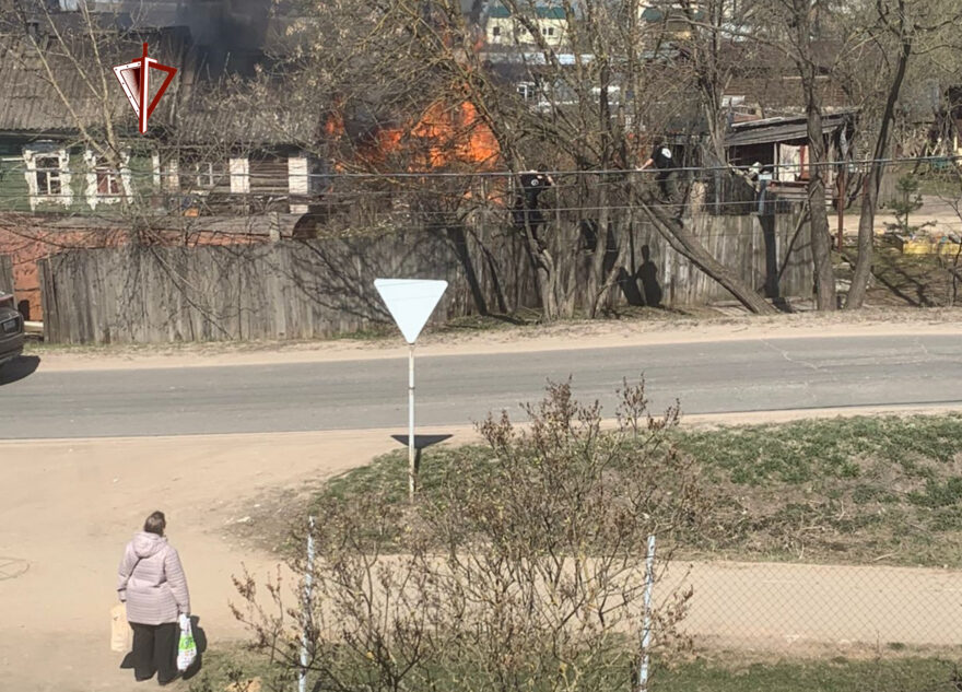В Тверской области росгвардейцы спасли из горящего дома ребёнка В Тверской области росгвардейцы спасли из горящего дома ребёнка