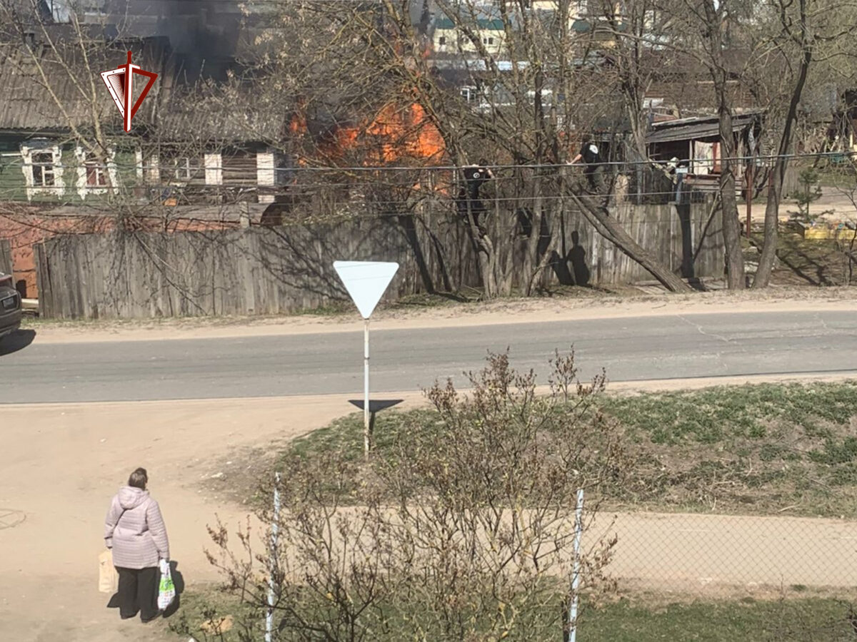 В Тверской области росгвардейцы спасли из горящего дома ребёнка | ТОП Тверь  новости