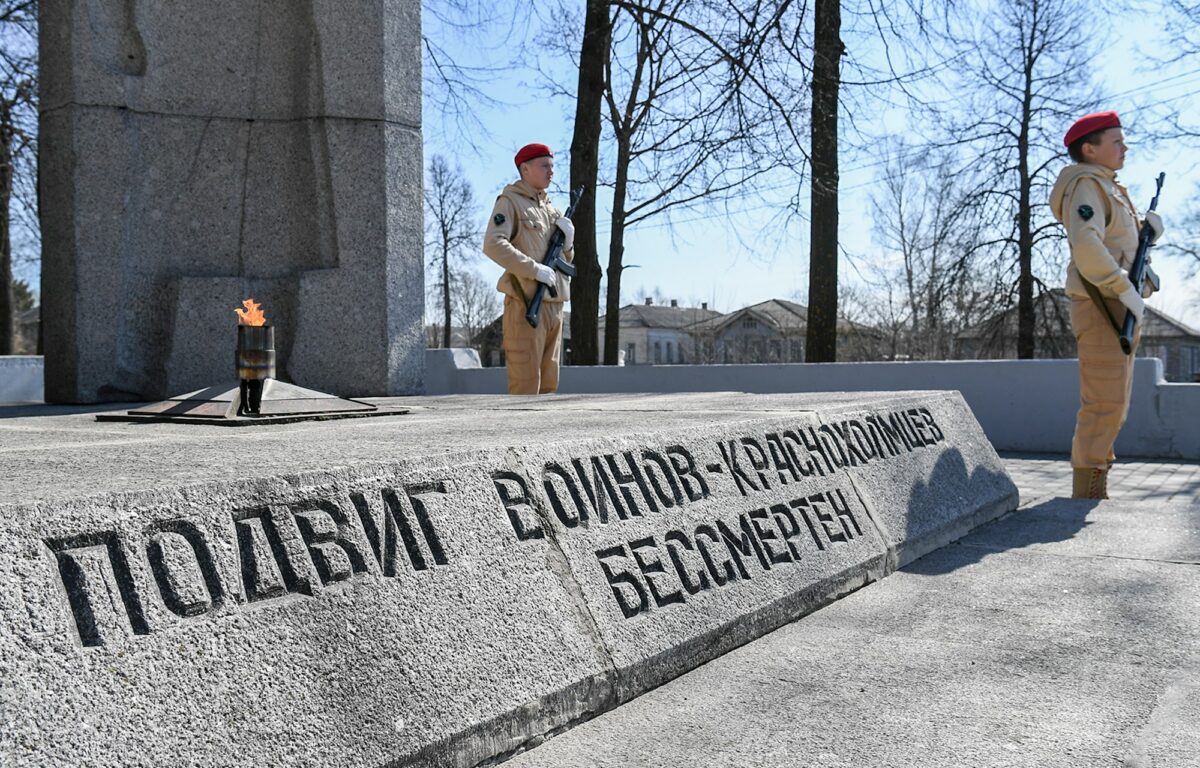 Игорь Руденя возложил цветы к памятнику воинам-краснохолмцам, павшим в годы Великой Отечественной войны