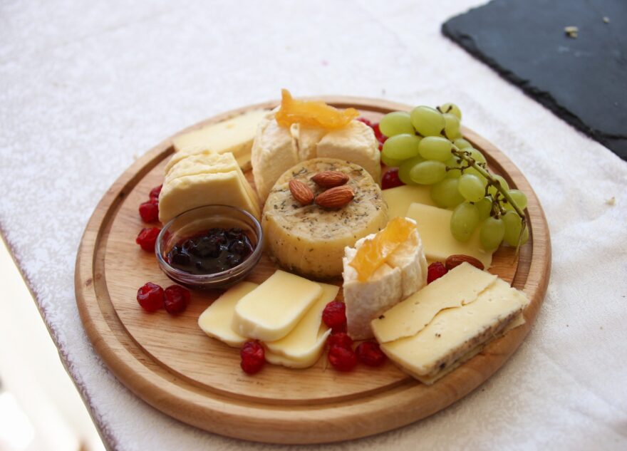 Врач рассказал, с чем нельзя есть сыр на завтрак