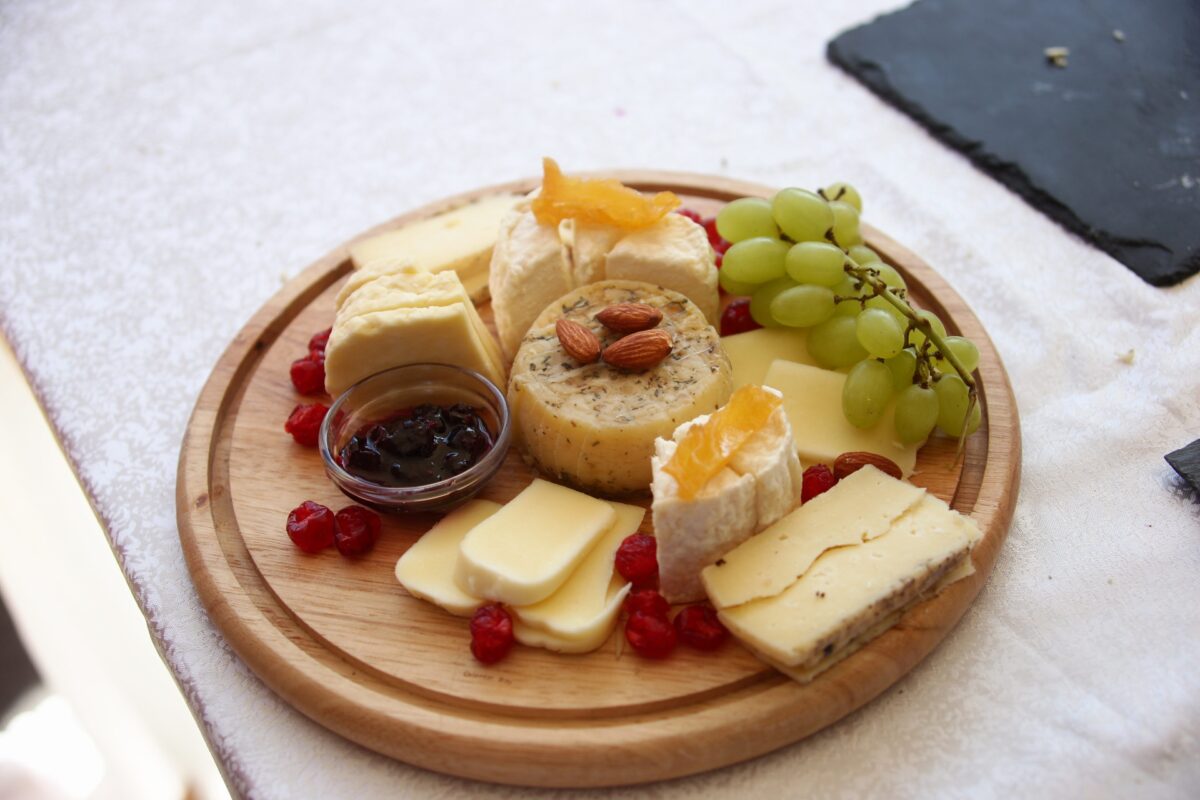 Врач рассказал, с чем нельзя есть сыр на завтрак