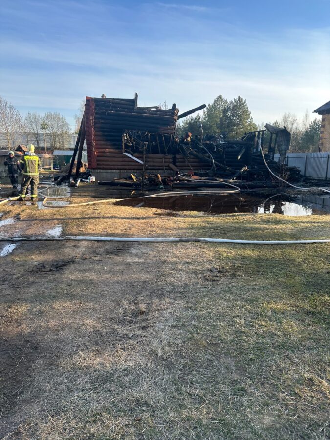 Семья с двумя детьми осталась без крыши над головой после пожара в Тверской области