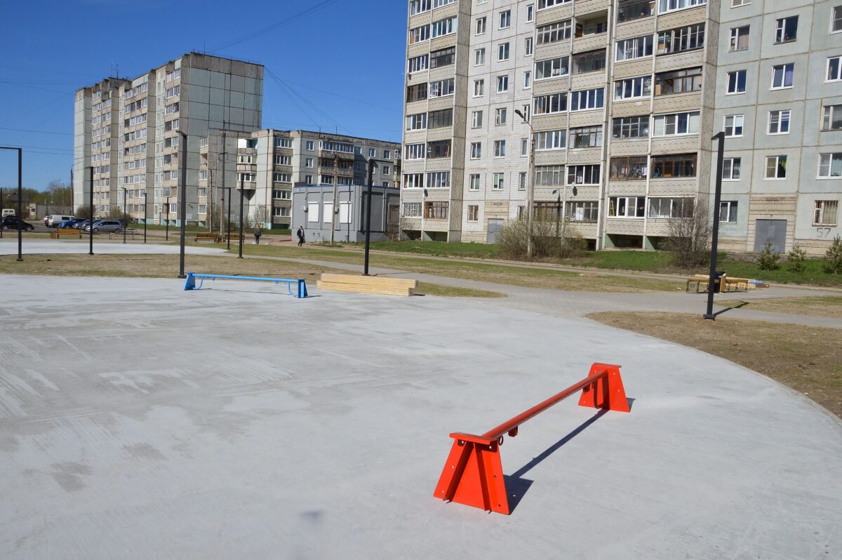 В Твери продолжается благоустройство сквера на улице Хромова