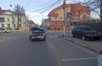 "Фольксваген" и "Ниссан" столкнулись в центре Твери, есть пострадавший "Фольксваген" и "Ниссан" столкнулись в центре Твери, есть пострадавший