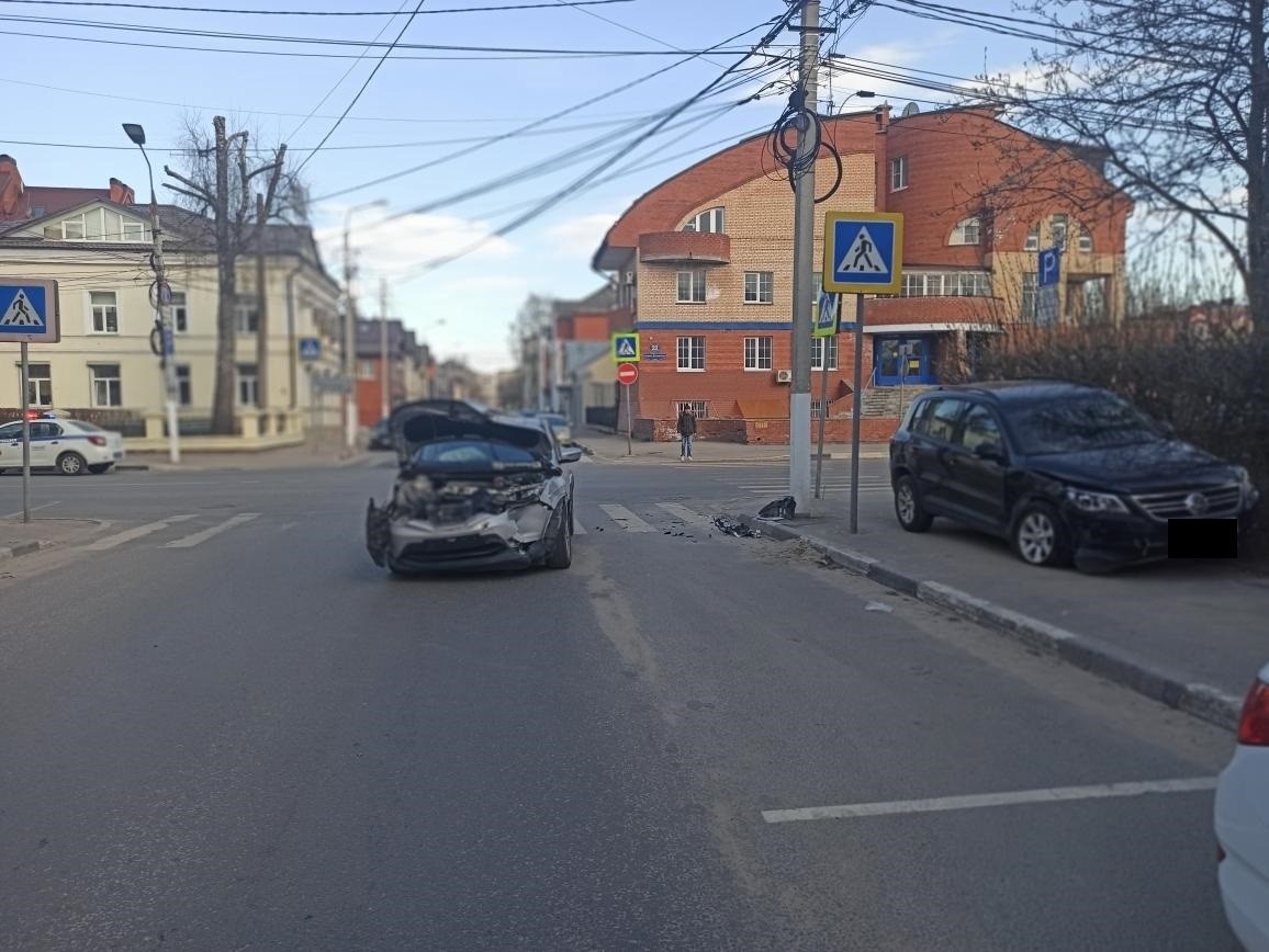 "Фольксваген" и "Ниссан" столкнулись в центре Твери, есть пострадавший
