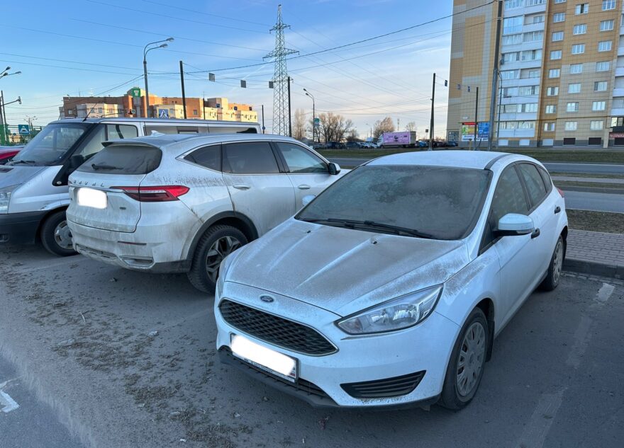 Машины на парковке у гипермаркета в Твери оказались в грязи после ночной уборки Машины на парковке у гипермаркета в Твери оказались в грязи после ночной уборки