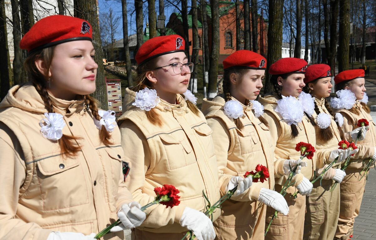 Игорь Руденя возложил цветы к памятнику воинам-краснохолмцам, павшим в годы Великой Отечественной войны