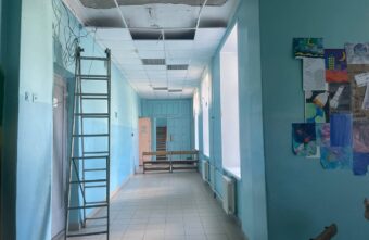 В тверской школе организована проверка по факту обрушения навесного потолка