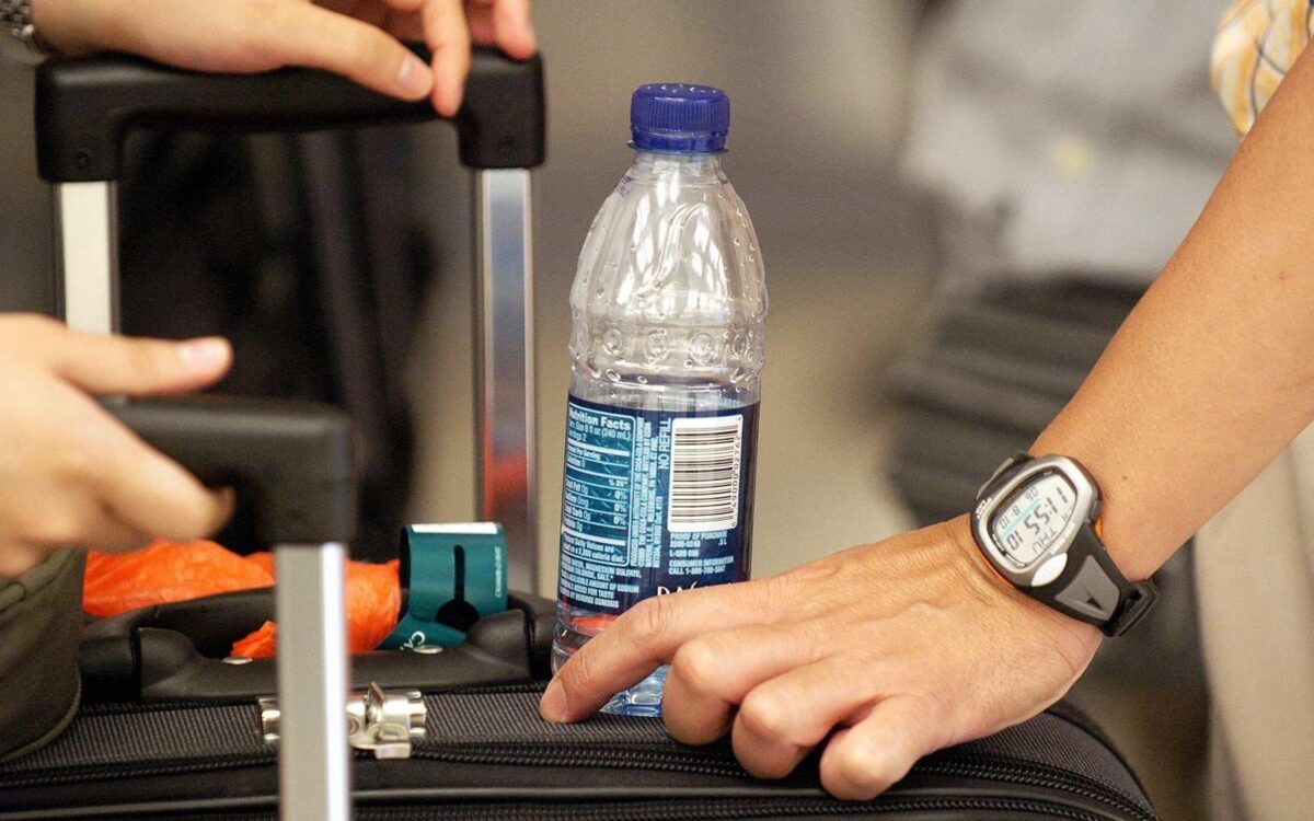 Воду в самолет победа. Провоз жидкости в самолете. Бутылка воды в аэропорту. Жидкость в аэропорту в ручной клади. Жидкости в самолет ручная.