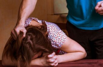 В Твери осудили мужчину, по пьяни избившего свою жену В Твери осудили мужчину, по пьяни избившего свою жену