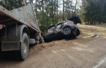 Volkswagen и МАЗ оказались в кювете после столкновения в Тверской области Volkswagen и МАЗ оказались в кювете после столкновения в Тверской области