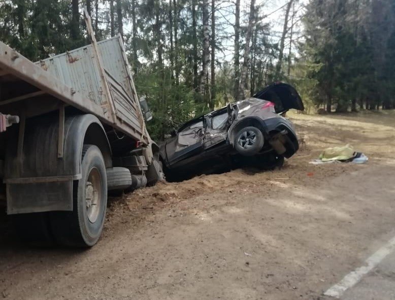 Volkswagen и МАЗ оказались в кювете после столкновения в Тверской области