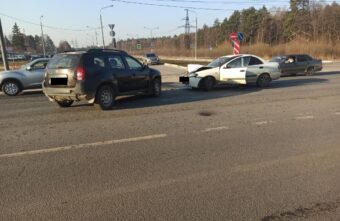 Два человека пострадали в столкновении "Рено" и "Ниссана" в Твери