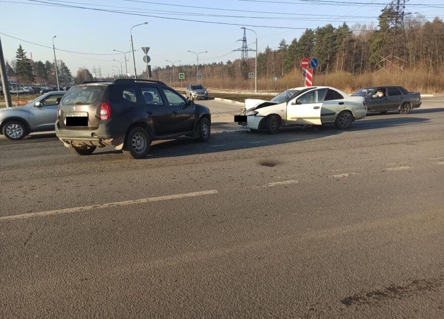Два человека пострадали в столкновении "Рено" и "Ниссана" в Твери Два человека пострадали в столкновении "Рено" и "Ниссана" в Твери