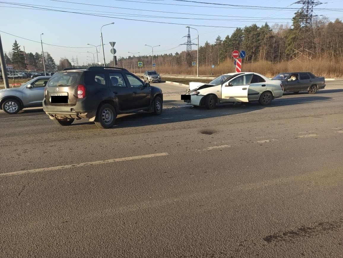 Два человека пострадали в столкновении "Рено" и "Ниссана" в Твери