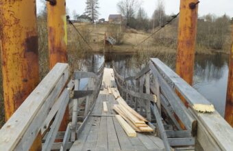 В Тверской области начали восстанавливать разрушенный половодьем мост В Тверской области начали восстанавливать разрушенный половодьем мост