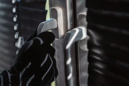 В Тверской области вора поймали по следам крови на окне дачного дома