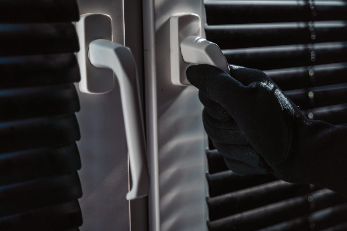 В Тверской области злоумышленник украл с дачи бытовую технику и сапоги