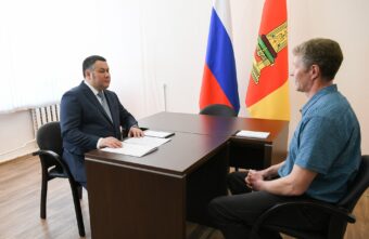 Ремонт дороги, газификация и сценические костюмы: Игорь Руденя провел прием граждан в Красном Холме