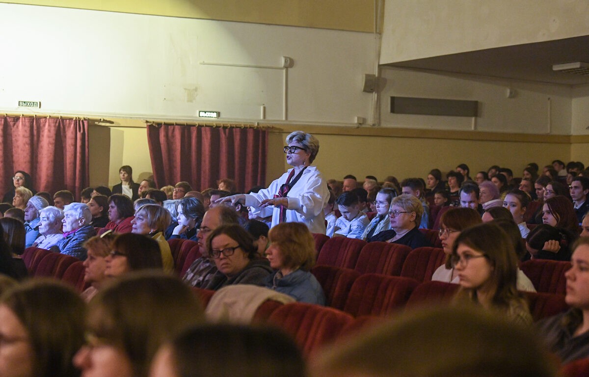 В Твери прошел показ кросс-культурного спектакля «Покуда сердца стучат…»