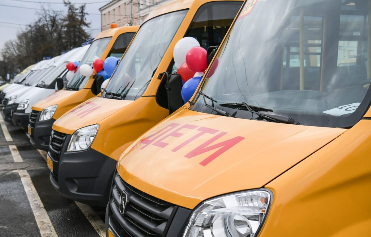 Новые школьные автобусы, машины скорой помощи и мобильные ФАПы отправятся в муниципалитеты Тверской области
