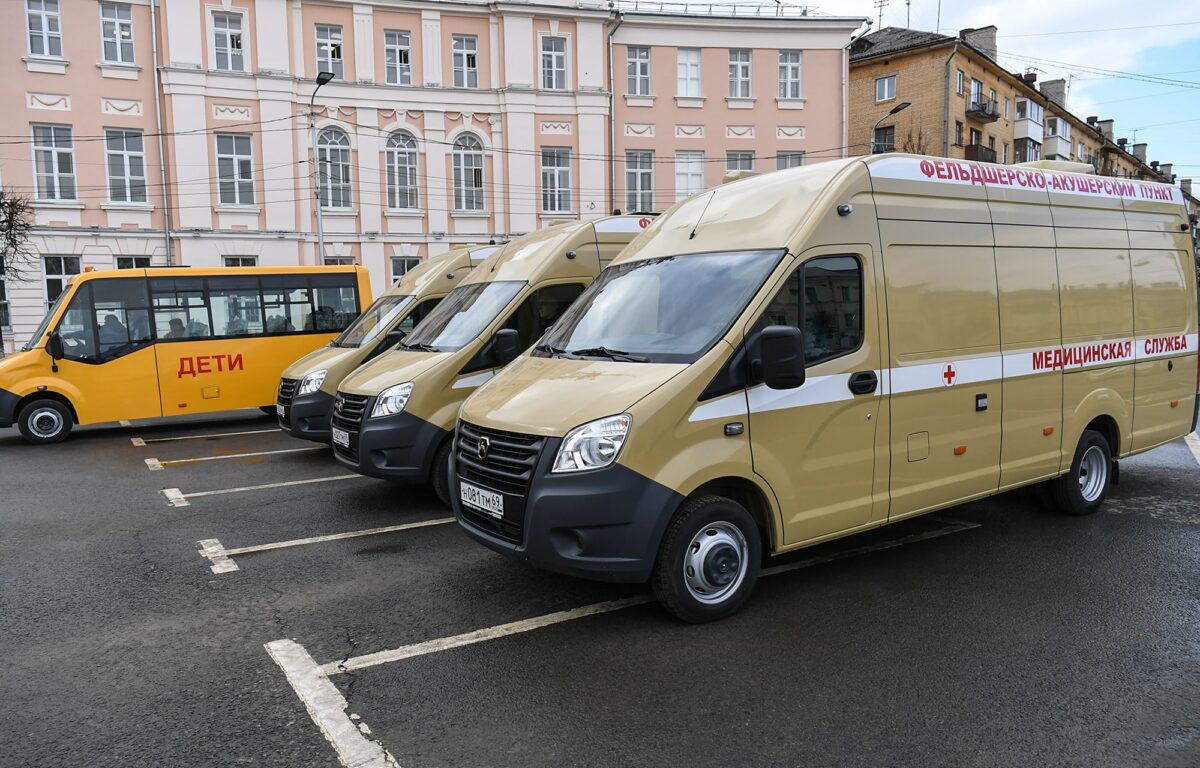 Новые школьные автобусы, машины скорой помощи и мобильные ФАПы отправятся в муниципалитеты Тверской области