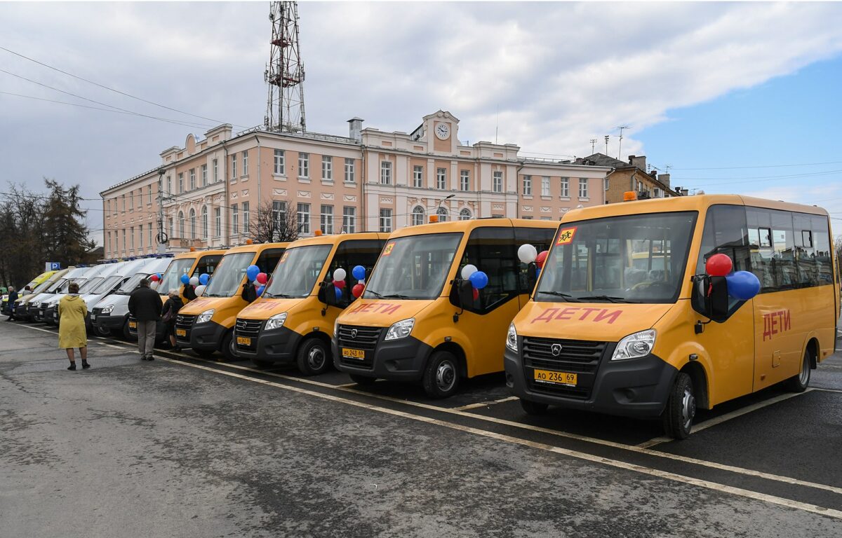 Новые школьные автобусы, машины скорой помощи и мобильные ФАПы отправятся в муниципалитеты Тверской области