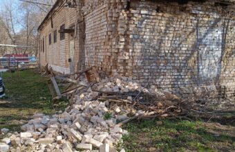Кирпичи обрушающегося здания в Твери присваивают себе местные жители Кирпичи обрушающегося здания в Твери присваивают себе местные жители