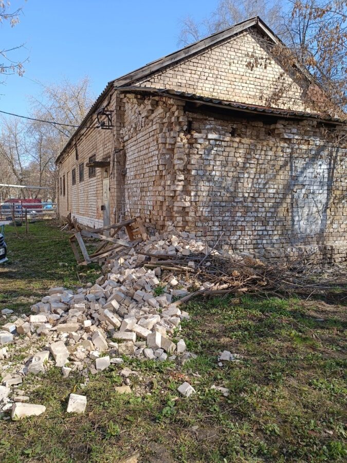 Кирпичи обрушающегося здания в Твери присваивают себе местные жители