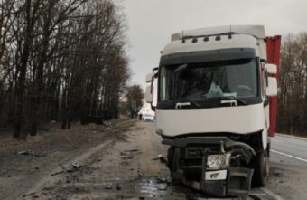 Nissan столкнулся с фурой в Тверской области, есть пострадавший