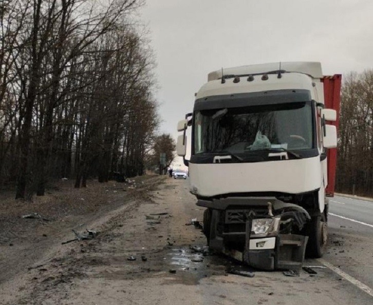 Nissan столкнулся с фурой в Тверской области, есть пострадавший