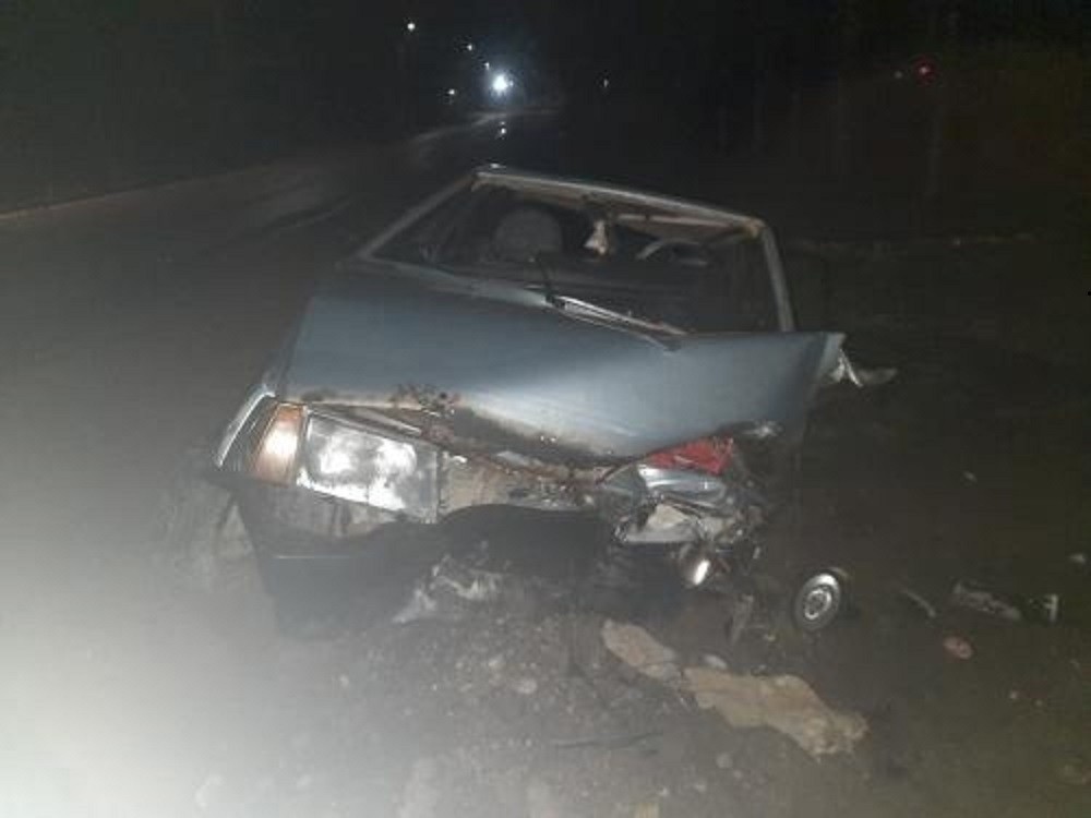 Водитель ВАЗа пострадал в столкновении с препятствием в Тверской области