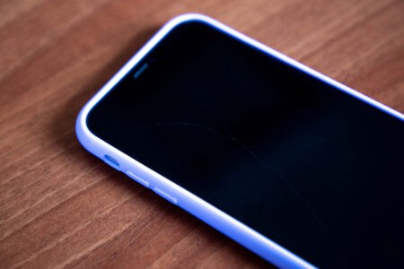 Житель Тверской области похитил телефон на глазах у знакомого Житель Тверской области похитил телефон на глазах у знакомого