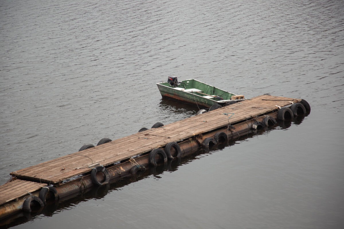 В Твери студенты украли катамаран и утопили его