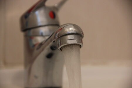 Жительница Тверской области отсудила больше 130 тысяч рублей за потоп в квартире Жительница Тверской области отсудила больше 130 тысяч рублей за потоп в квартире