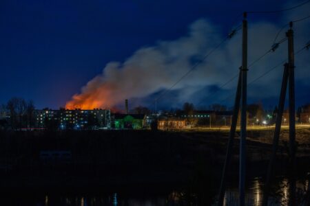 В Тверской области тушат пожар в старом здании В Тверской области тушат пожар в старом здании