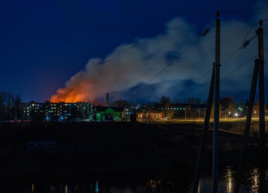 В Тверской области тушат пожар в старом здании