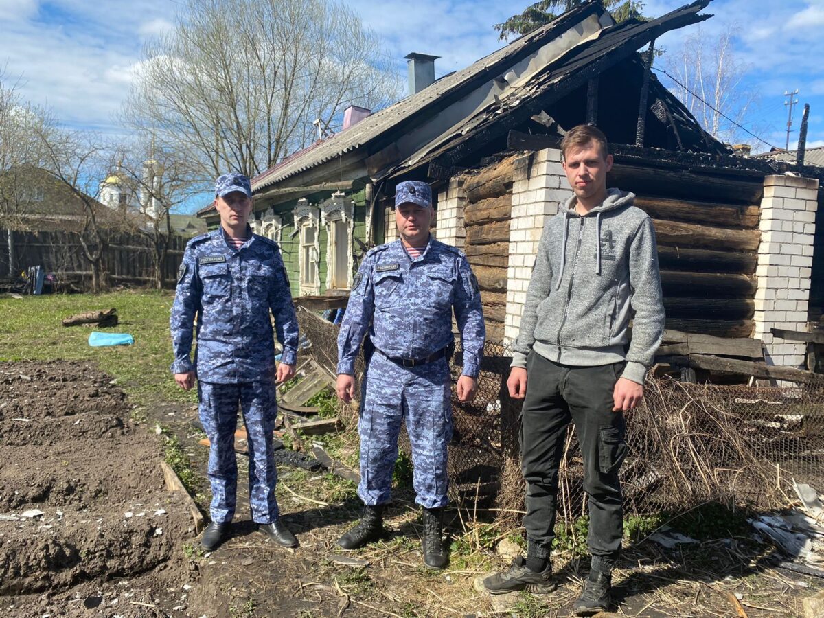 В Тверской области росгвардейцы спасли из горящего дома ребёнка | ТОП Тверь  новости