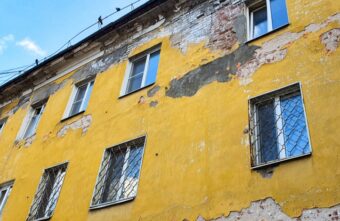 В Твери проверят дом, у которого протекает кровля и обрушается фасад В Твери проверят дом, у которого протекает кровля и обрушается фасад