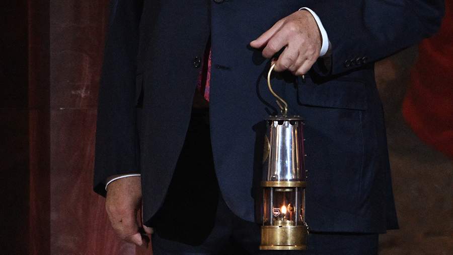Благодатный огонь доставили на литургию в храм Христа Спасителя