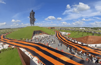 У Ржевского мемориала Советскому солдату развернут масштабную Георгиевскую ленту У Ржевского мемориала Советскому солдату развернут масштабную Георгиевскую ленту