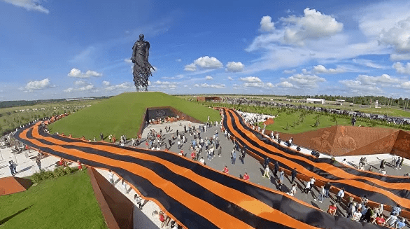 У Ржевского мемориала Советскому солдату развернут масштабную Георгиевскую ленту