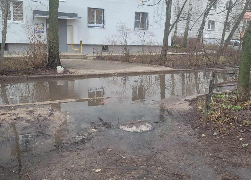 Водой из канализации затопило целый двор жилого дома в Твери Водой из канализации затопило целый двор жилого дома в Твери