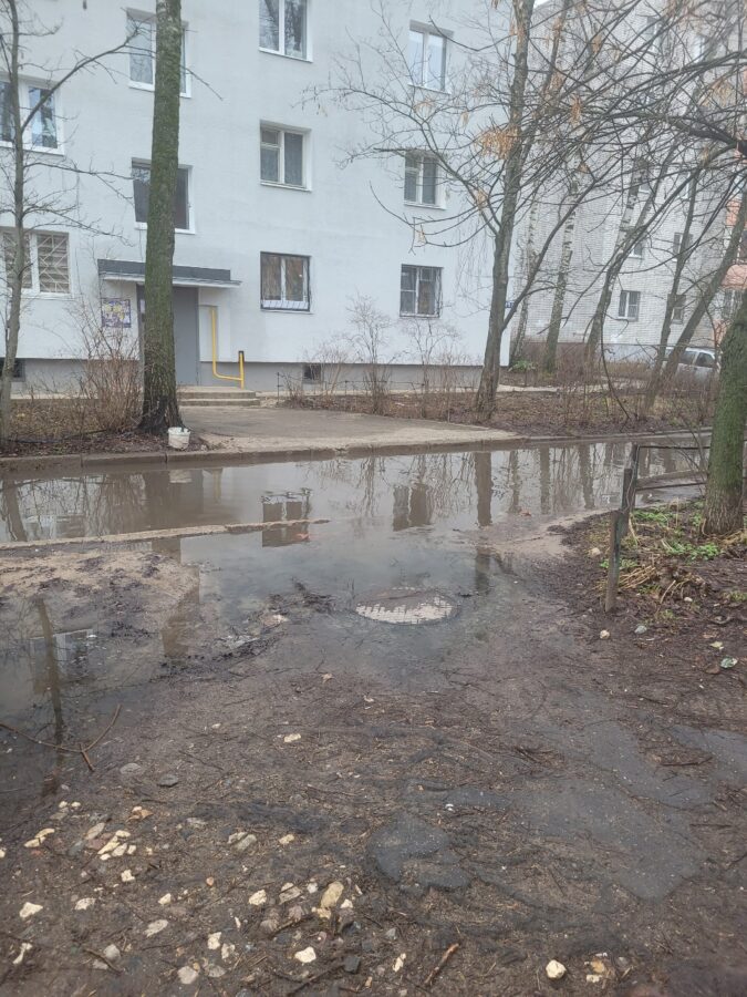 Воняет на улице. Россия пятиэтажки двор. Киев затопило канализацией. Затопила канализация частный дом. В Киеве затопило канализацией улицы.
